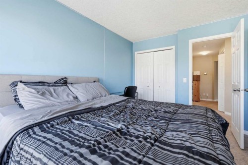 19 Hillcrest Link Sw, Airdrie, AB - Indoor Photo Showing Bedroom