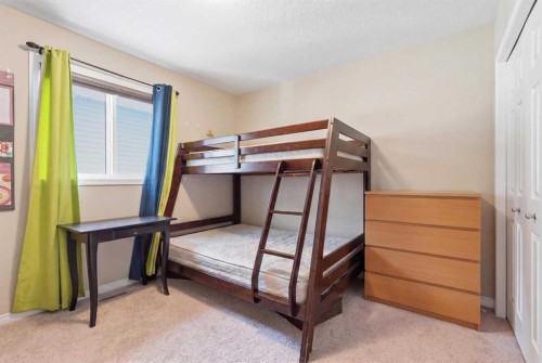 19 Hillcrest Link Sw, Airdrie, AB - Indoor Photo Showing Bedroom