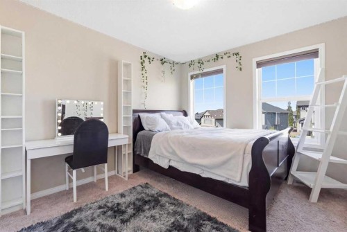19 Hillcrest Link Sw, Airdrie, AB - Indoor Photo Showing Bedroom