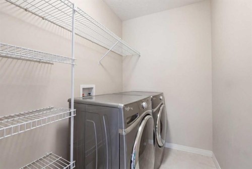 19 Hillcrest Link Sw, Airdrie, AB - Indoor Photo Showing Laundry Room