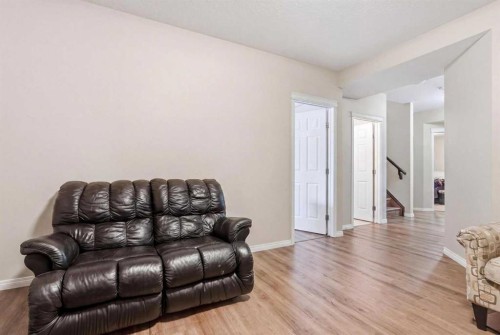 19 Hillcrest Link Sw, Airdrie, AB - Indoor Photo Showing Living Room