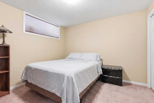 19 Hillcrest Link Sw, Airdrie, AB - Indoor Photo Showing Bedroom
