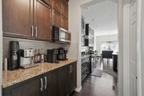 19 Hillcrest Link Sw, Airdrie, AB - Indoor Photo Showing Kitchen