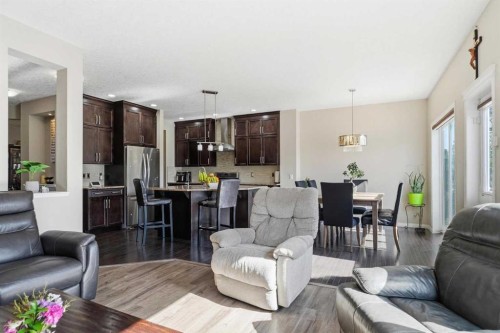 19 Hillcrest Link Sw, Airdrie, AB - Indoor Photo Showing Living Room