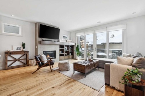 2707 1 Avenue Nw, Calgary, AB - Indoor Photo Showing Living Room With Fireplace