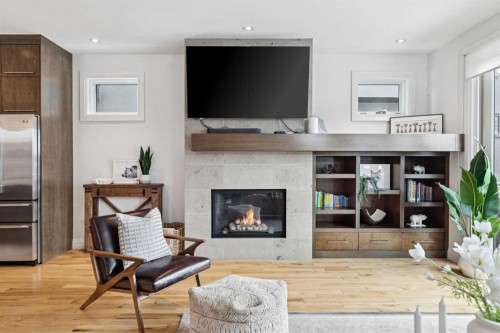 2707 1 Avenue Nw, Calgary, AB - Indoor Photo Showing Living Room With Fireplace