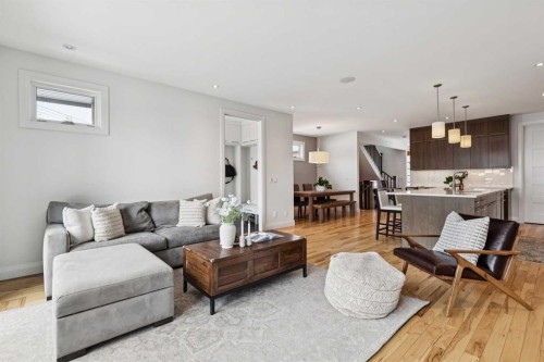 2707 1 Avenue Nw, Calgary, AB - Indoor Photo Showing Living Room