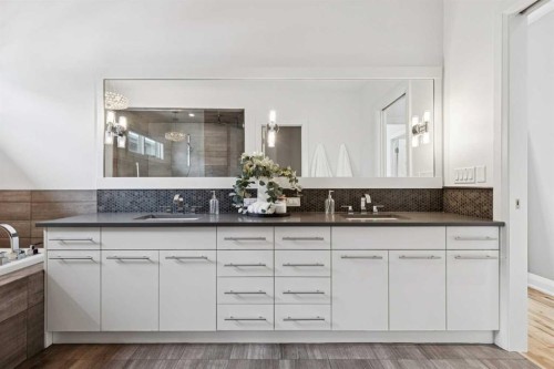 2707 1 Avenue Nw, Calgary, AB - Indoor Photo Showing Bathroom