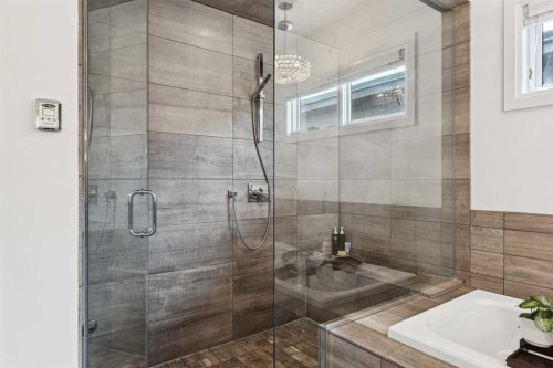 2707 1 Avenue Nw, Calgary, AB - Indoor Photo Showing Bathroom