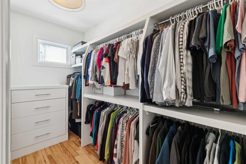 2707 1 Avenue Nw, Calgary, AB - Indoor With Storage