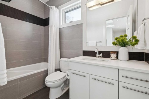 2707 1 Avenue Nw, Calgary, AB - Indoor Photo Showing Bathroom