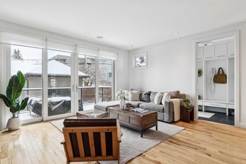 2707 1 Avenue Nw, Calgary, AB - Indoor Photo Showing Living Room