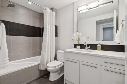 2707 1 Avenue Nw, Calgary, AB - Indoor Photo Showing Bathroom