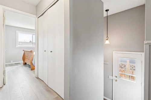 7828 20A Street Se, Calgary, AB - Indoor Photo Showing Other Room