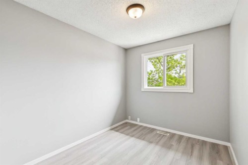 7828 20A Street Se, Calgary, AB - Indoor Photo Showing Other Room