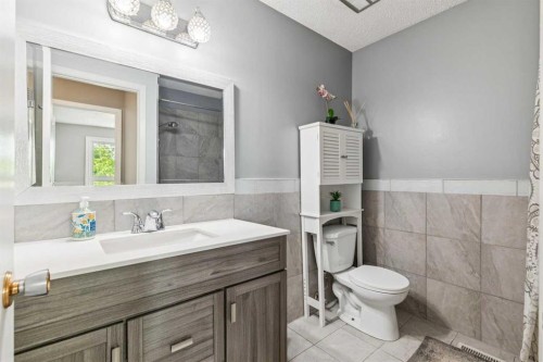 7828 20A Street Se, Calgary, AB - Indoor Photo Showing Bathroom