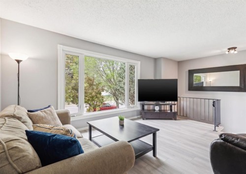 7828 20A Street Se, Calgary, AB - Indoor Photo Showing Living Room