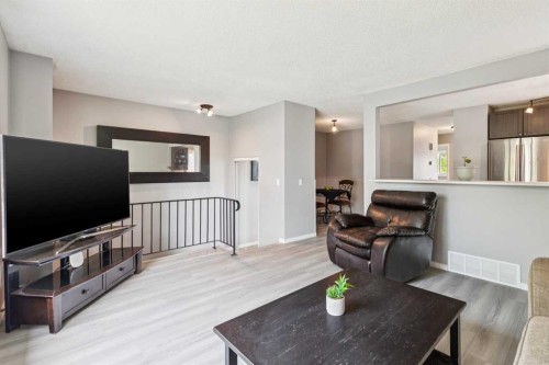 7828 20A Street Se, Calgary, AB - Indoor Photo Showing Living Room
