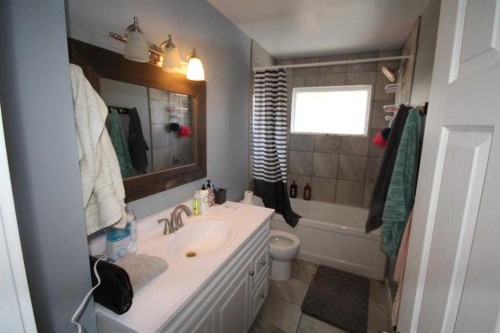 3824 Brantford Drive Nw, Calgary, AB - Indoor Photo Showing Bathroom