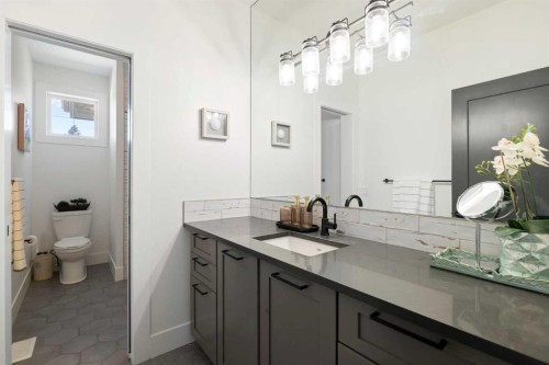 13 Shawnee Heath Sw, Calgary, AB - Indoor Photo Showing Bathroom