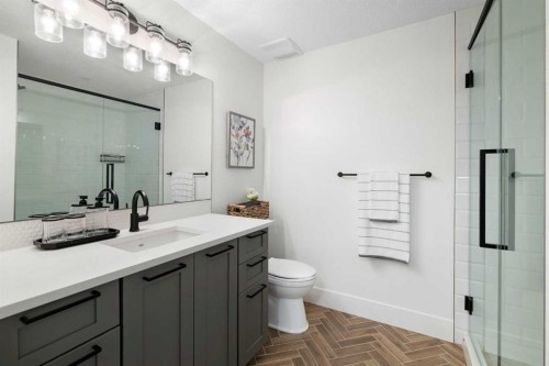 13 Shawnee Heath Sw, Calgary, AB - Indoor Photo Showing Bathroom