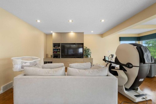 49 Scandia Hill Nw, Calgary, AB - Indoor Photo Showing Other Room