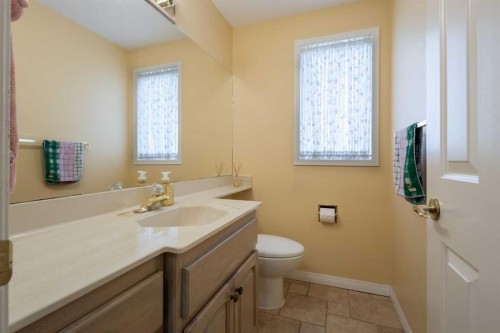 49 Scandia Hill Nw, Calgary, AB - Indoor Photo Showing Bathroom