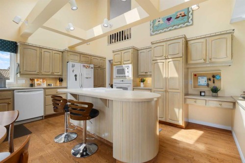 49 Scandia Hill Nw, Calgary, AB - Indoor Photo Showing Kitchen