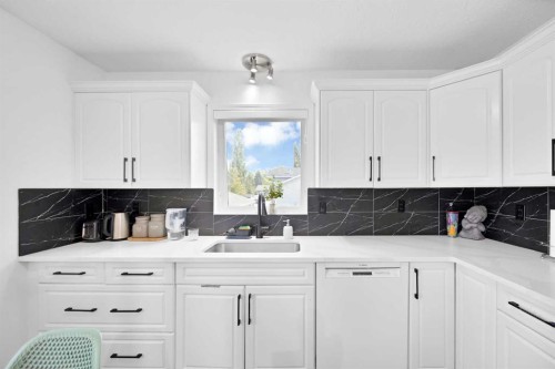 38 Balsam Crescent, Olds, AB - Indoor Photo Showing Kitchen