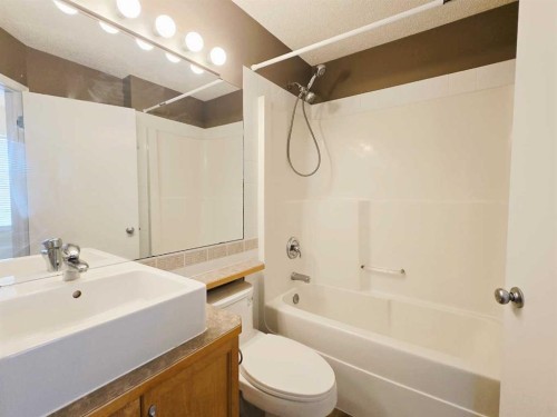 210 Prestwick Circle Se, Calgary, AB - Indoor Photo Showing Bathroom