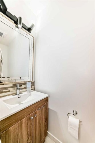 191 Sienna Park Terrace Sw, Calgary, AB - Indoor Photo Showing Bathroom