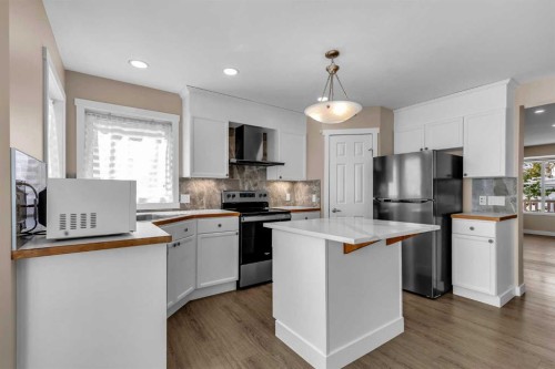 28 Hidden Point Nw, Calgary, AB - Indoor Photo Showing Kitchen With Stainless Steel Kitchen
