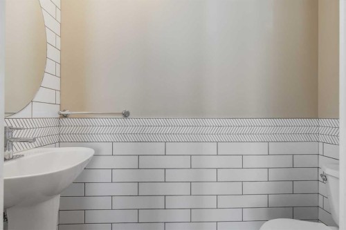 28 Hidden Point Nw, Calgary, AB - Indoor Photo Showing Bathroom