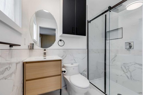 28 Hidden Point Nw, Calgary, AB - Indoor Photo Showing Bathroom