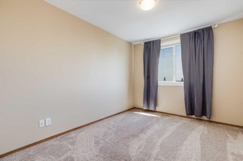 28 Hidden Point Nw, Calgary, AB - Indoor Photo Showing Other Room
