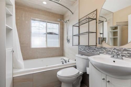 28 Hidden Point Nw, Calgary, AB - Indoor Photo Showing Bathroom