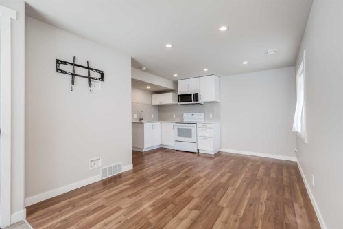 28 Hidden Point Nw, Calgary, AB - Indoor Photo Showing Kitchen