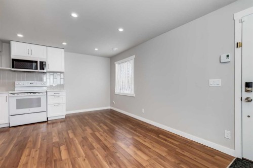 28 Hidden Point Nw, Calgary, AB - Indoor Photo Showing Kitchen