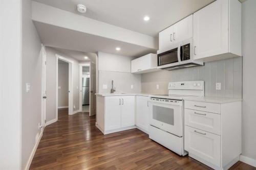 28 Hidden Point Nw, Calgary, AB - Indoor Photo Showing Kitchen