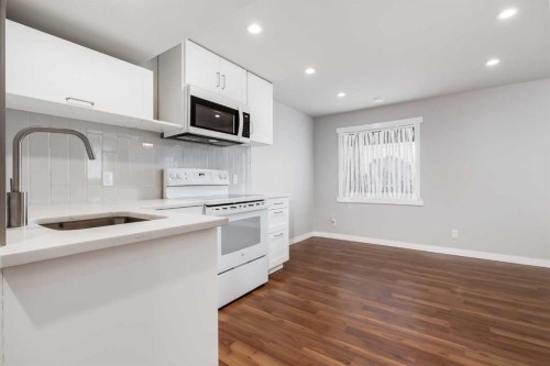 28 Hidden Point Nw, Calgary, AB - Indoor Photo Showing Kitchen