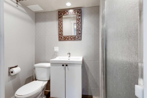 28 Hidden Point Nw, Calgary, AB - Indoor Photo Showing Bathroom