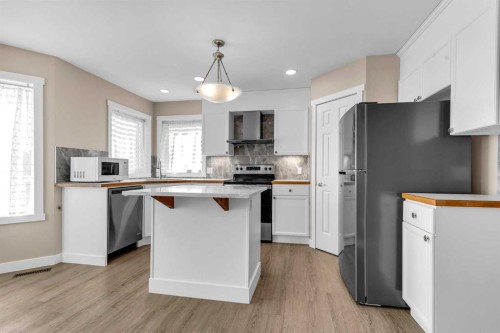 28 Hidden Point Nw, Calgary, AB - Indoor Photo Showing Kitchen