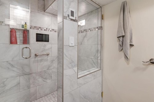 3144 Breen Crescent Nw, Calgary, AB - Indoor Photo Showing Bathroom