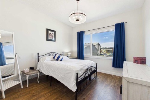 11 Royston Park Nw, Calgary, AB - Indoor Photo Showing Bedroom