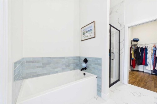 11 Royston Park Nw, Calgary, AB - Indoor Photo Showing Bathroom