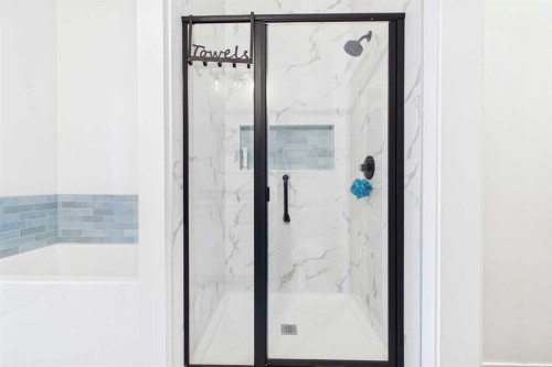11 Royston Park Nw, Calgary, AB - Indoor Photo Showing Bathroom