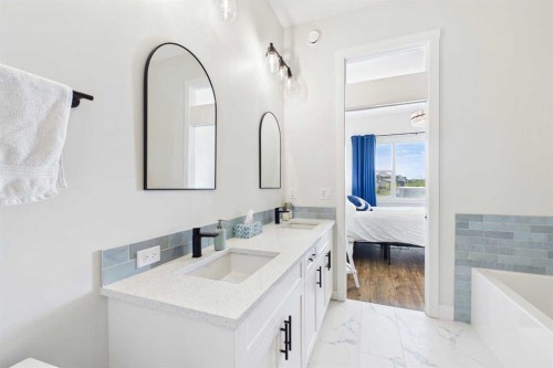 11 Royston Park Nw, Calgary, AB - Indoor Photo Showing Bathroom