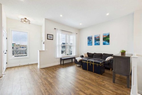 11 Royston Park Nw, Calgary, AB - Indoor Photo Showing Living Room
