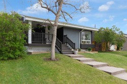 15 Woodglen Road SW Calgary, AB T2W 4N8
