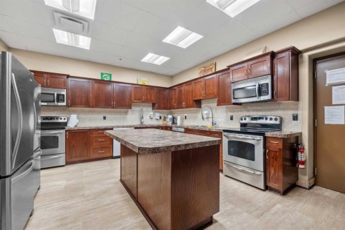 2303-2330 Fish Creek Boulevard Sw, Calgary, AB - Indoor Photo Showing Kitchen